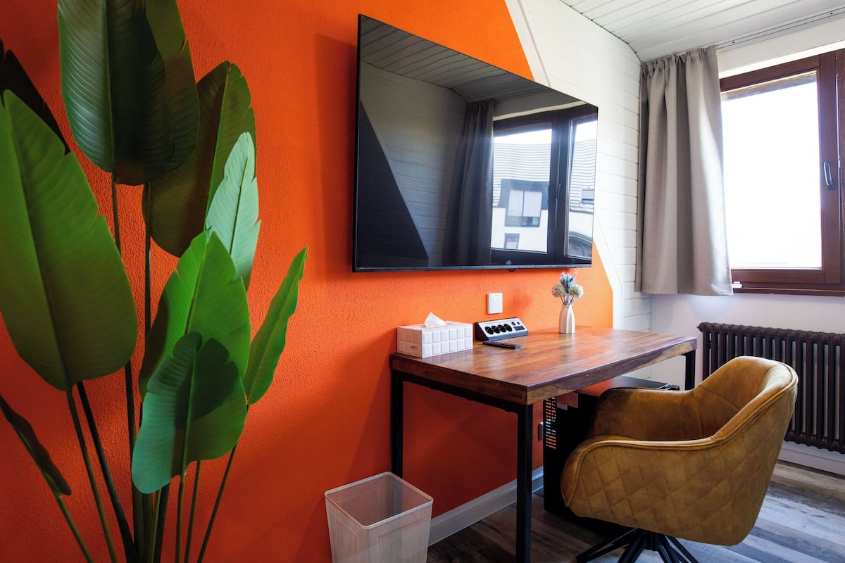 Desk, laptop workspace, soundproofing, free WiFi