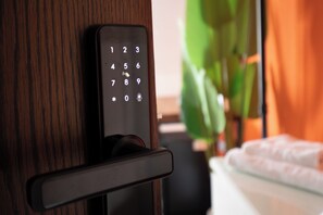 Desk, laptop workspace, soundproofing, free WiFi - NECKARWESTHEIMER Hotel (Neckarwestheim)