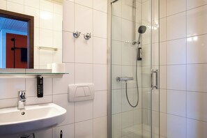 Dusche, Haartrockner, Handtücher, Seife