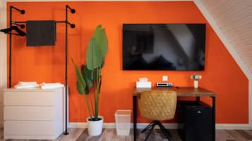 Schreibtisch, laptopgeeigneter Arbeitsplatz, kostenloses WLAN