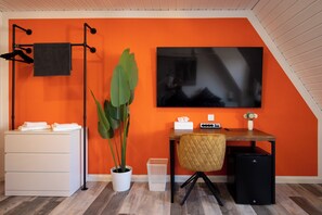 Schreibtisch, laptopgeeigneter Arbeitsplatz, kostenloses WLAN