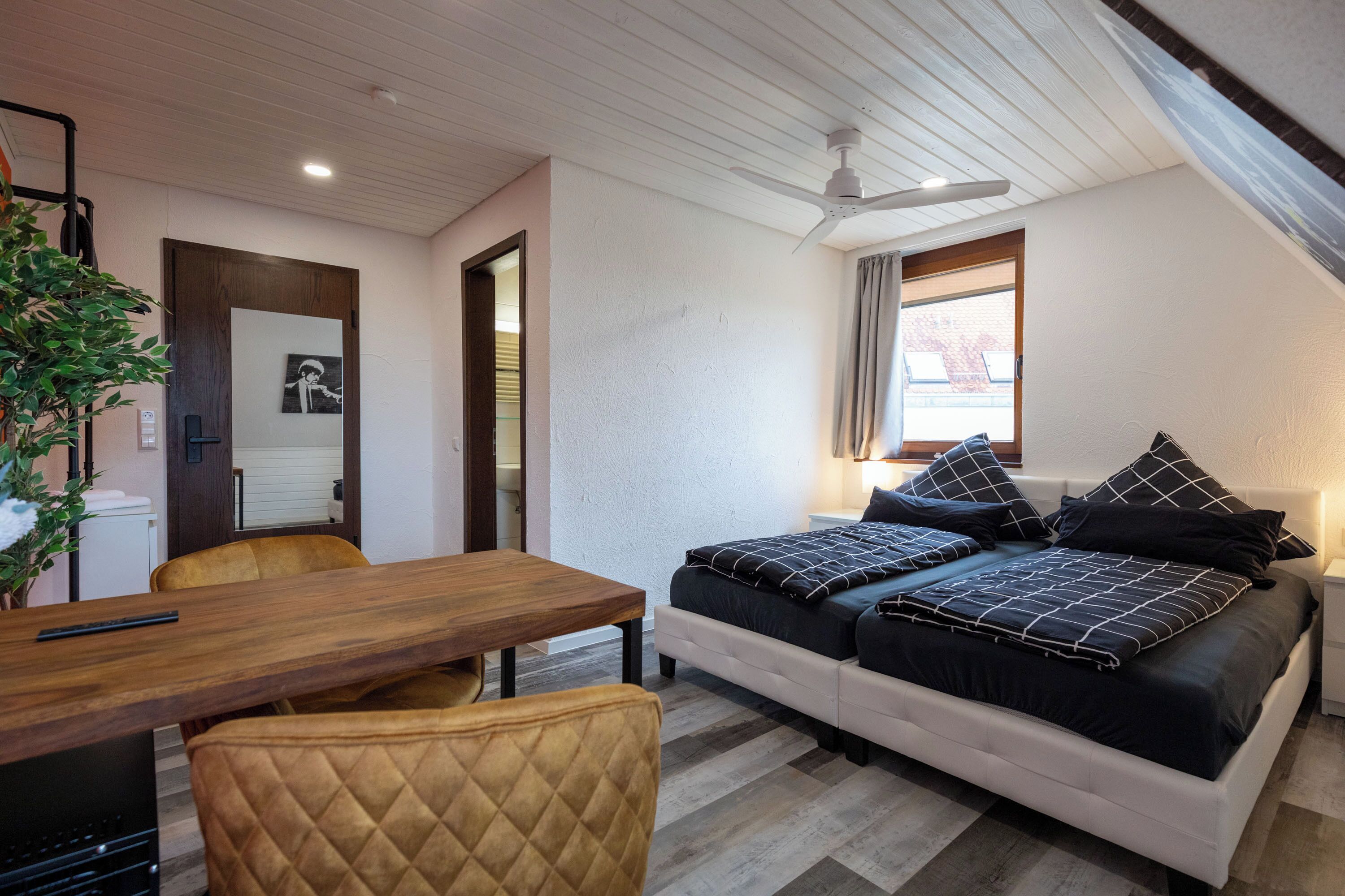 Comfort-Doppel- oder -Zweibettzimmer | Schreibtisch, laptopgeeigneter Arbeitsplatz, kostenloses WLAN