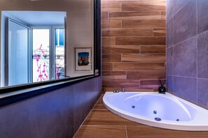 Shower, jetted bath, bidet, towels - GuestHost - Spacious and charming 50 square meters studio apartment, perfect for three people, located on the first floor of a building (NO elevator).The property is located in the central area of ​​Salerno (limited traffic zone), a neighborhood well (Salerno)