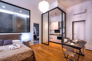 1 bedroom, iron/ironing board - GuestHost - Spacious and charming 50 square meters studio apartment, perfect for three people, located on the first floor of a building (NO elevator).The property is located in the central area of ​​Salerno (limited traffic zone), a neighborhood well (Salerno)