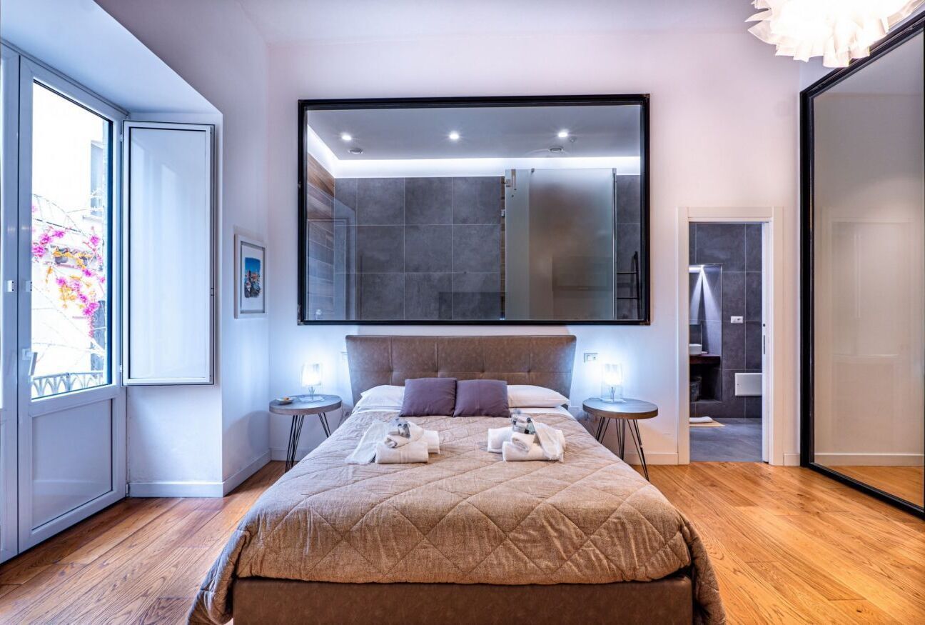 1 habitación y tabla de planchar con plancha 