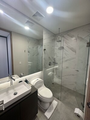 Shower, hair dryer, towels, toilet paper - Apartment in the best location in the viceroy (Bogotá)
