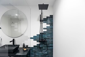 Studio | Bathroom - Regras Apartments & Garden A6 by Benefit Collection (Porto)