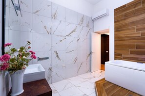 Shower, jetted bath, bidet, towels