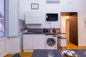 Fridge, microwave, toaster - GuestHost - This elegant and modern 60 square meters apartment, perfect for four people, is located on the first floor of a building (no elevator).The property is located in the central area of ​​Salerno (limited traffic zone), a neighborhood well-se (Salerno)