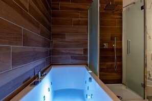 Shower, jetted bath, bidet, towels - GuestHost - This elegant and modern 60 square meters apartment, perfect for four people, is located on the first floor of a building (no elevator).The property is located in the central area of ​​Salerno (limited traffic zone), a neighborhood well-se (Salerno)