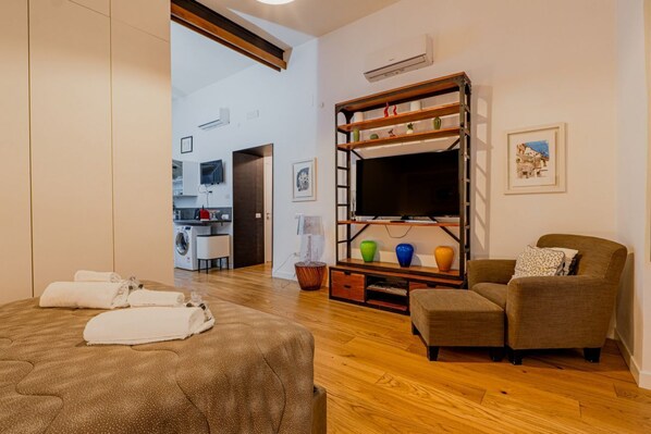 2 habitaciones y tabla de planchar con plancha 