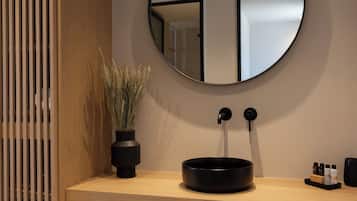 Een douche, een haardroger, handdoeken, zeep