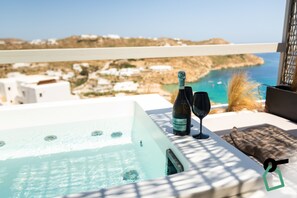 Private spa tub - Hotiday Mykonos South Coast (Mykonos)