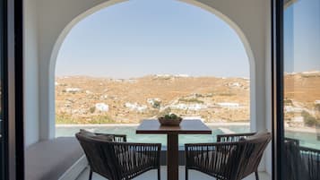 Tweepersoonskamer, balkon, uitzicht op zee | Een kluis op de kamer, een bureau, gratis wifi, beddengoed