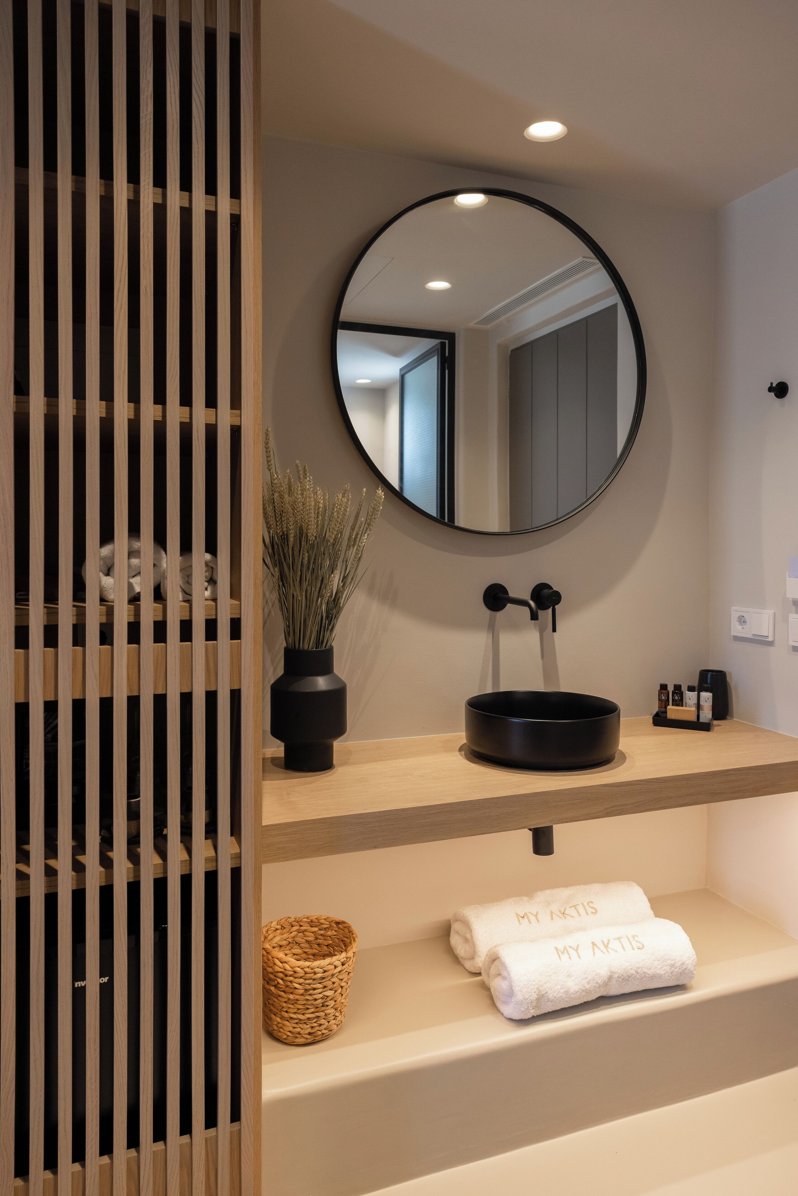 Ducha, secador de pelo, toallas y jabón