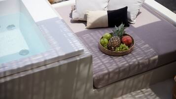 Quarto casal, banheira de hidromassagem | Cofres nos quartos, escrivaninha, Wi-Fi de cortesia, roupa de cama