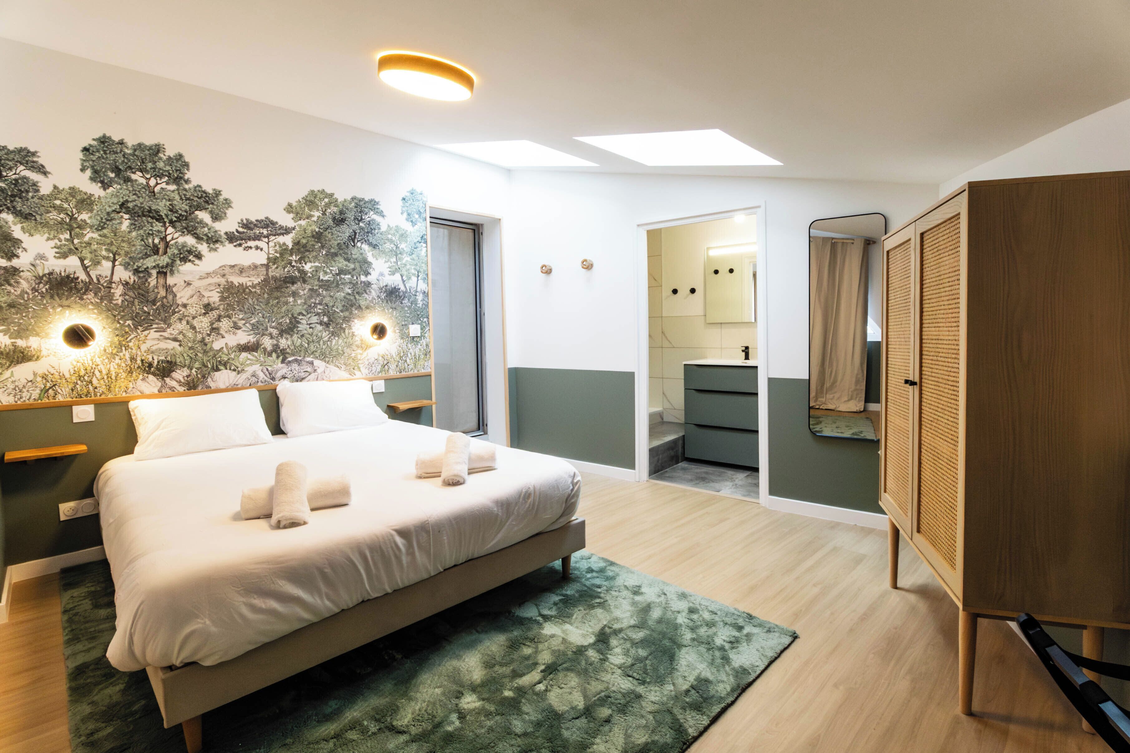 Desk, travel cot, free WiFi, bed sheets