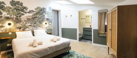 デスク、旅行用ベビーベッド、WiFi (無料)、ベッドシーツ