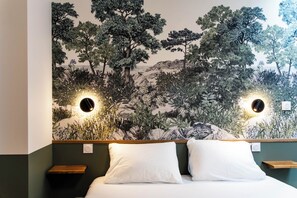 Desk, travel cot, free WiFi, bed sheets - Breton Escape – Luxury Apartment with Balneo Spa in Central Quimper (Quimper)