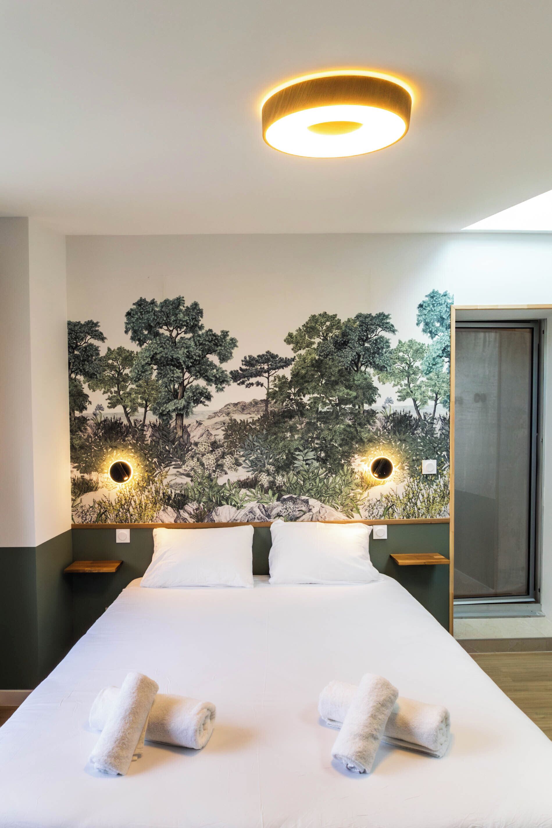 Bureau, lit parapluie, Wi-Fi gratuit, draps fournis