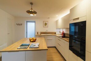 Réfrigérateur, four à micro-ondes, un four, surface de cuisson