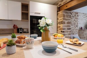 Réfrigérateur, four à micro-ondes, un four, surface de cuisson