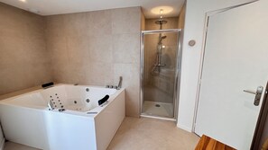 Douche, baignoire à jets, sèche-cheveux, serviettes fournies