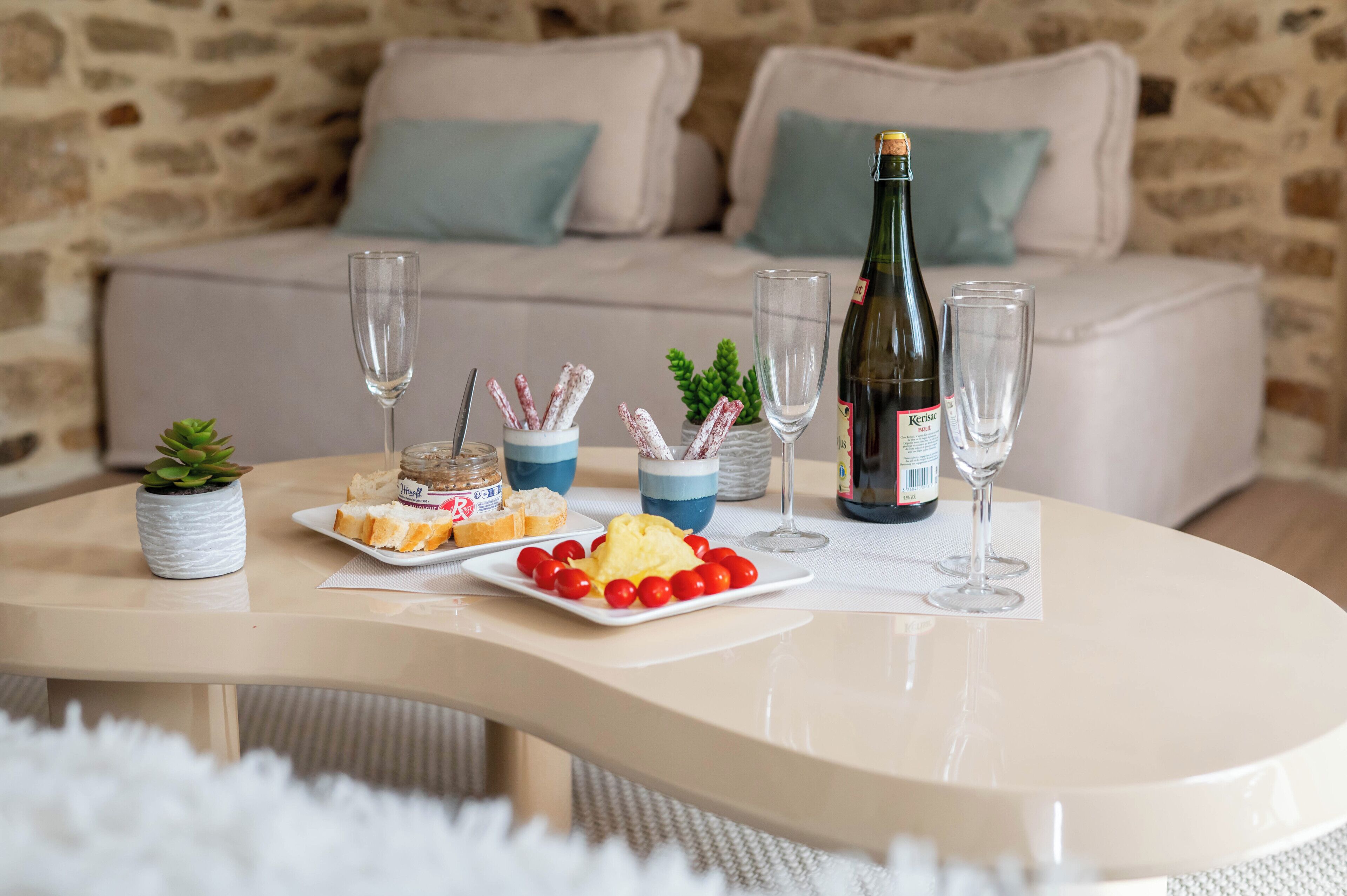 デスク、旅行用ベビーベッド、WiFi (無料)、ベッドシーツ