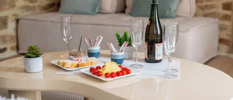 デスク、旅行用ベビーベッド、WiFi (無料)、ベッドシーツ