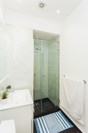 Dusche, umweltfreundliche Kosmetikartikel, Handtücher, Seife