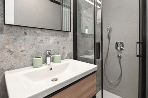 Shower, hair dryer, towels, soap - Mila Apartment (Novalja)
