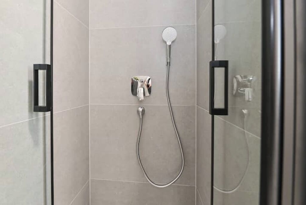 Dusj, hårføner, håndklær og såpe