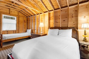3 bedrooms, iron/ironing board, free WiFi, bed sheets - The Tide House, Cozy Waterfront Cottage + Bunkhous (Spruce Head)