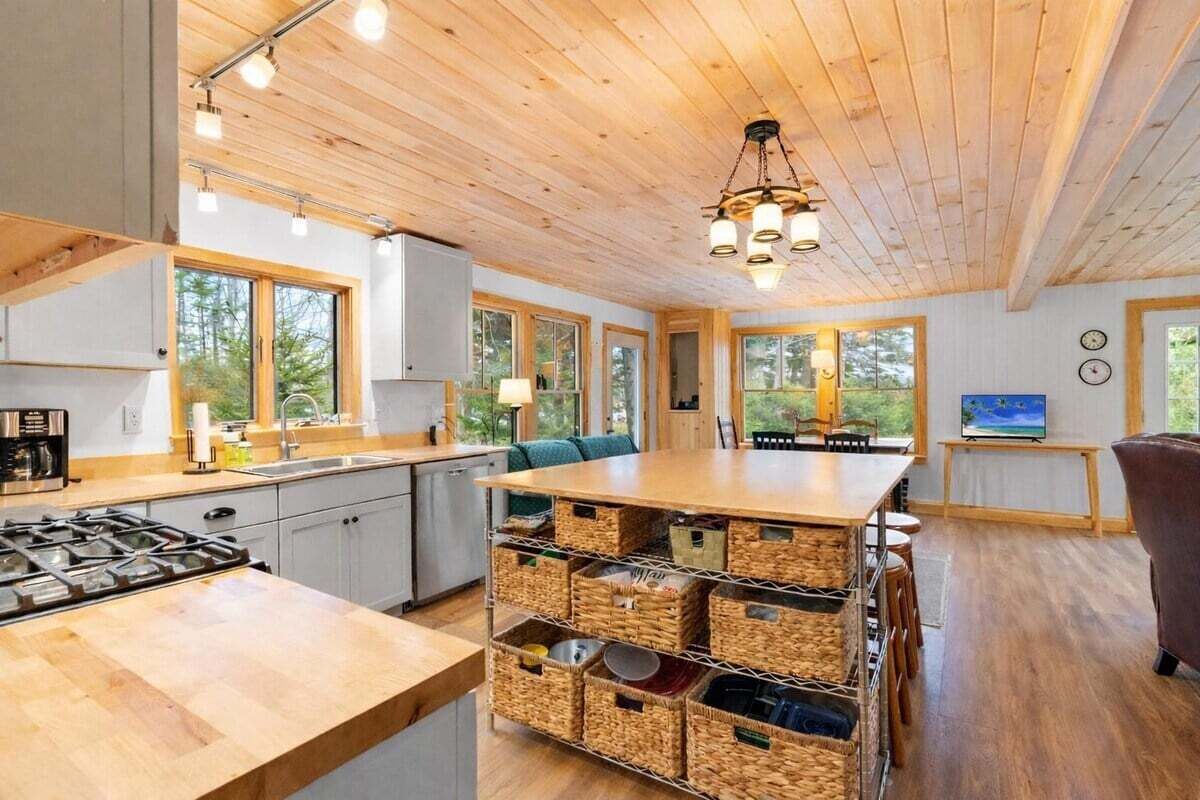 冷蔵庫、電子レ  ンジ、オーブン、コンロ