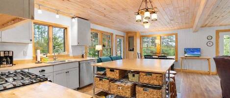 Kylskåp, mikrovågsugn, ugn och spishäll