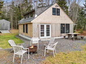 Outdoor dining - The Tide House, Cozy Waterfront Cottage + Bunkhous (Spruce Head)