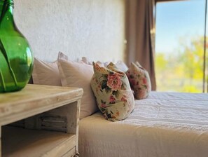 Tabla de planchar con plancha, acceso a internet y ropa de cama