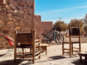 Terrace/patio - Bed and breakfast in the ports of the Agafay desert. Electric mountain bike tour (Marrakech)