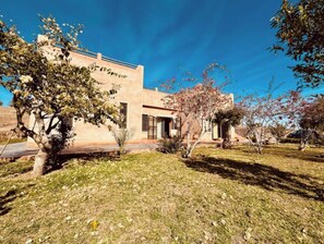 Exterior - Bed and breakfast in the ports of the Agafay desert. Electric mountain bike tour (Marrakech)