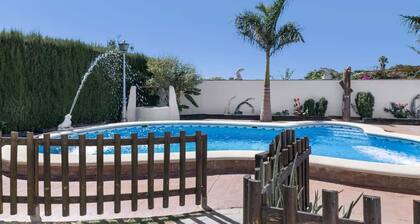 House Near the sea With Shared Pool and Parking