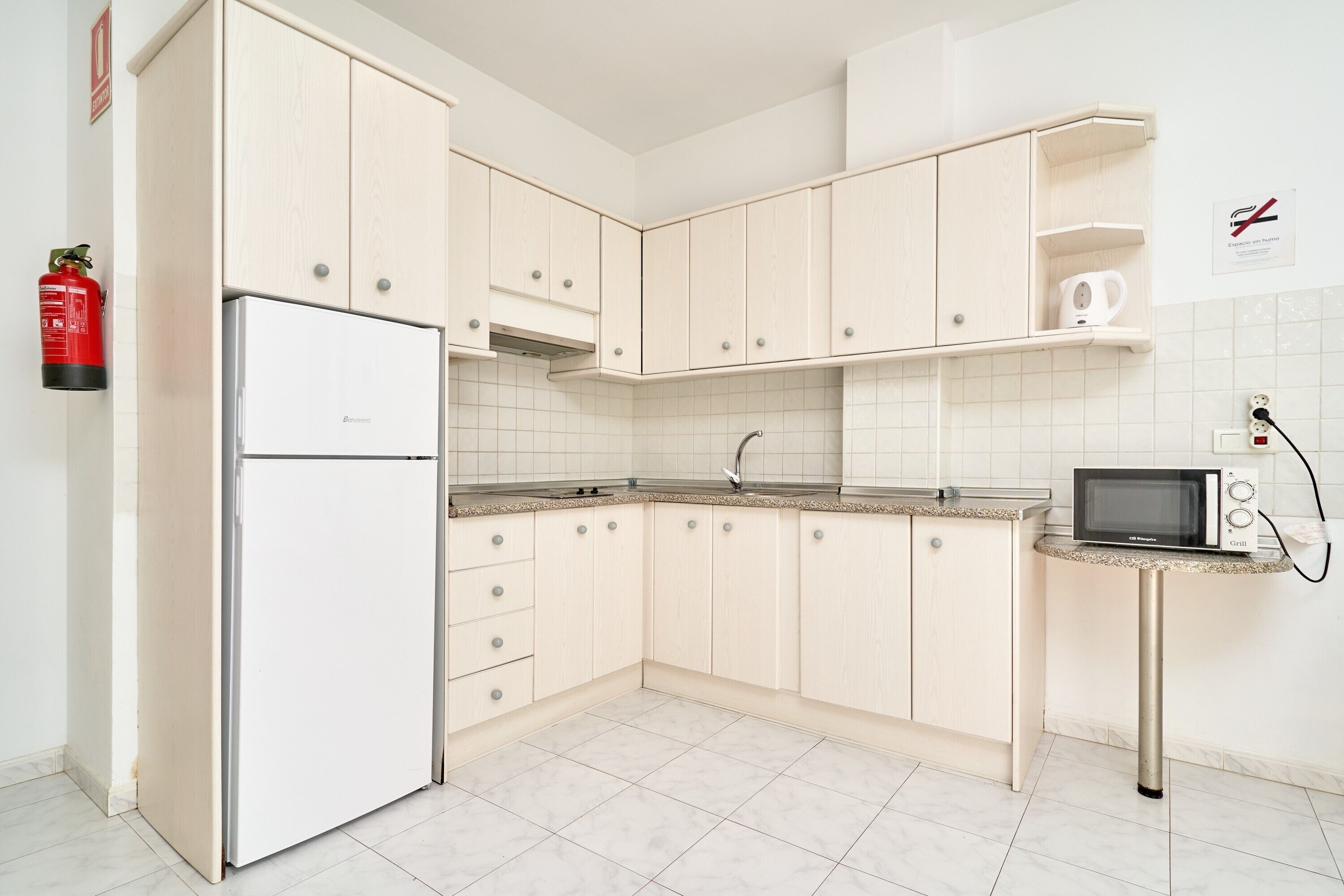 Een koelkast, een magnetron, een kookplaat, een vaatwasser