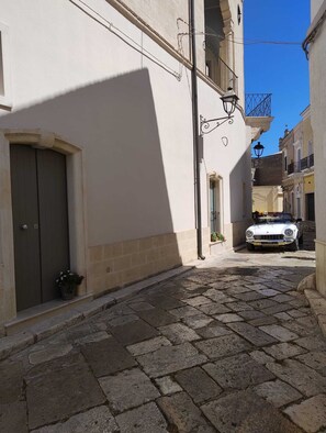 Property grounds - Refined and comfortable living room where modern meets tradition. (San Vito dei Normanni)