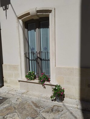 Exterior detail - Refined and comfortable living room where modern meets tradition. (San Vito dei Normanni)