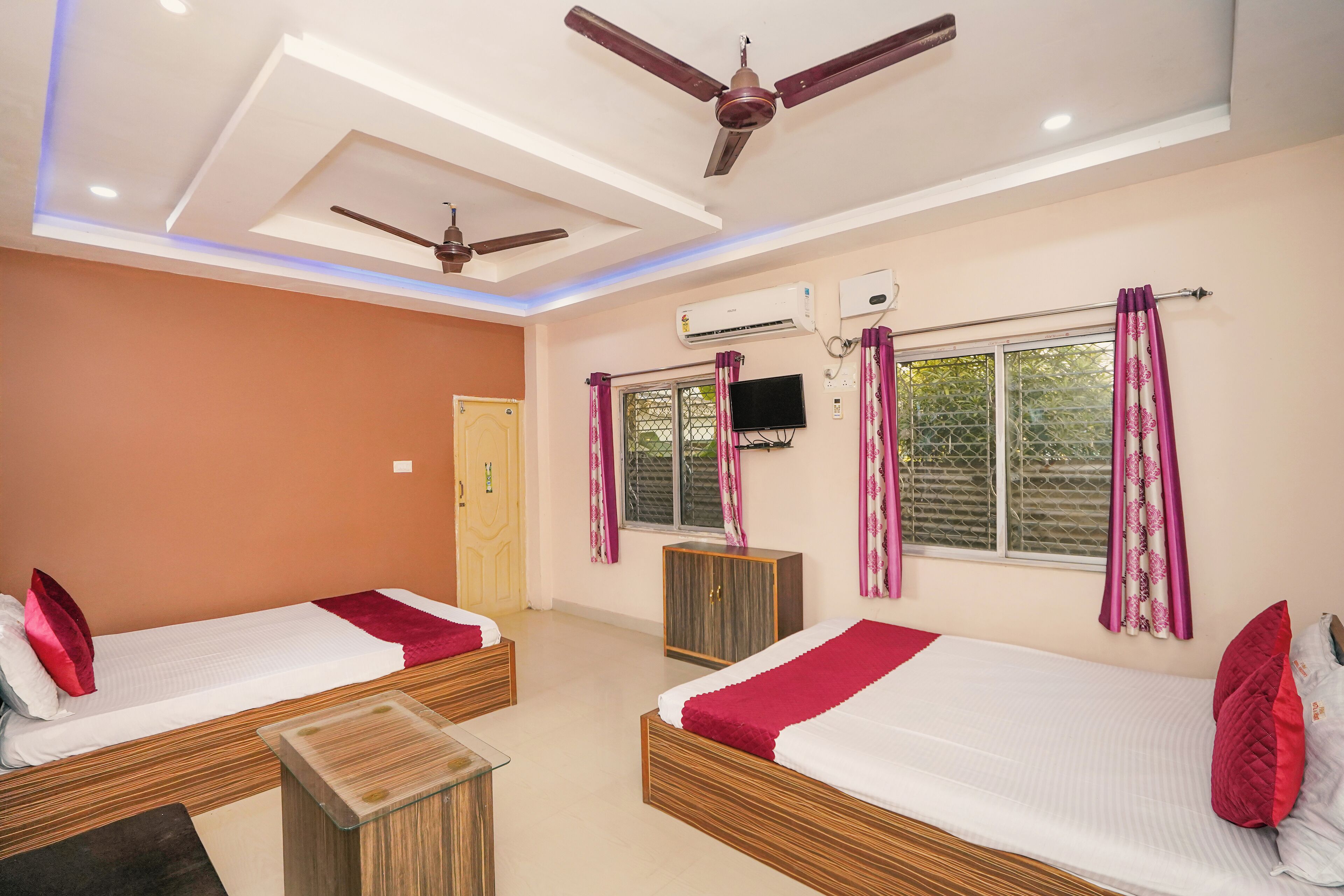 Family Quadruple Room | Desk, free WiFi