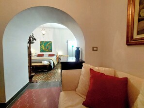 Escritorio, cuna de viaje, wifi y ropa de cama 