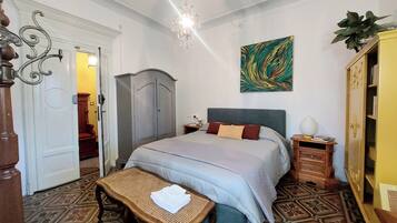 Bureau, lit parapluie, Wi-Fi, draps fournis