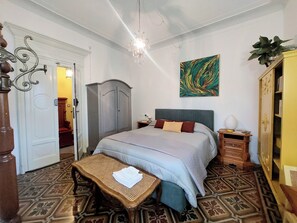 Escritorio, cuna de viaje, wifi y ropa de cama