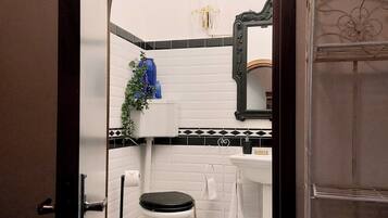 Haartrockner, Handtücher, Seife, Toilettenpapier