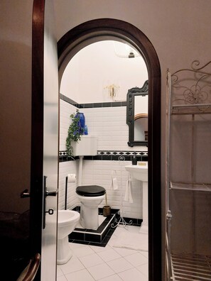 Hiustenkuivaaja, pyyhkeet, saippua, vessapaperi