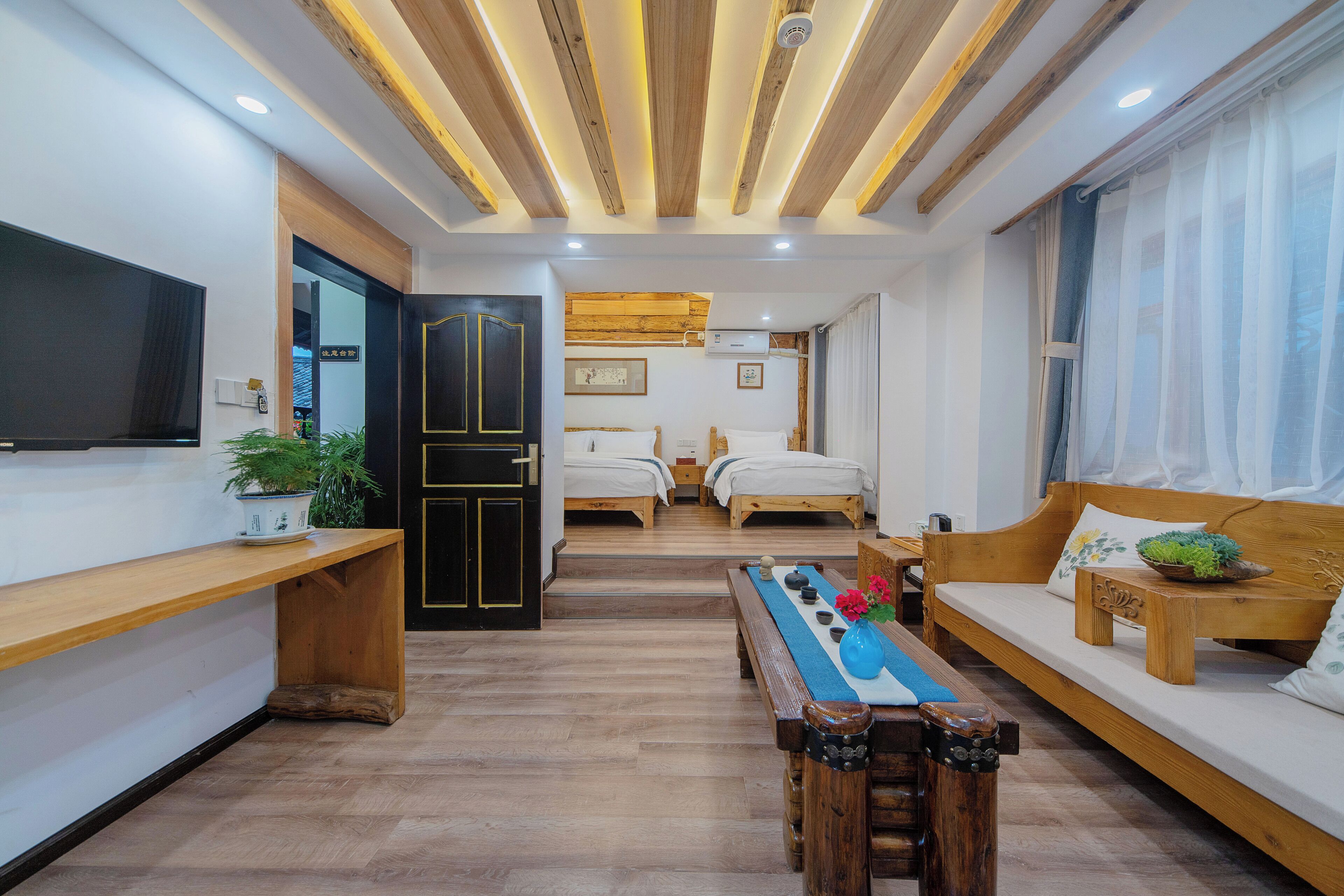 Habitación familiar con 2 camas individuales, balcón, vistas al patio | Wifi gratis